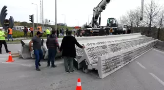 Tırın üzerindeki tonlarca ağırlığındaki beton köprü kirişleri yola devrildi