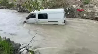 DEREYE UÇAN ARAÇTA MAHSUR KALDI