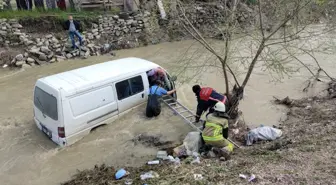 Dereye uçan araçtan böyle kurtardılar