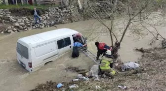 Derenin ortasında mahsur kalan adamı itfaiye kurtardı