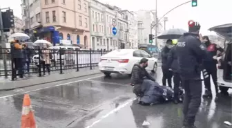 Son dakika... Polisten örnek davranış.. Önce yağmurluğunu verdi, ardından başında şemsiye tuttu