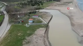 Sinop'ta yağmurun karları eritmesiyle taşkın riski yaşandı.. Deniz iki renge büründü