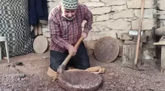 Baba ve oğlunun elinde şekillenen Kandıra taşı yöresel yemeklere lezzet katıyor