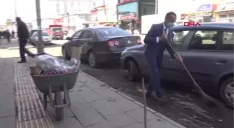 21 YILDIR GÖLE'NİN CADDE VE SOKAKLARINI TAKIM ELBİSESİYLE TEMİZLİYOR