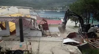 Dünyaca ünlü Akbük koyundaki kaçak yapıların yıkımı başladı