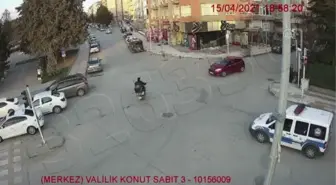 Polis memurları iftarlık kumanyalarını kağıt toplayan yabancı uyruklu aileye verdi