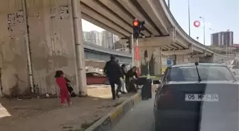 Kırmızı ışıkta tekme tokat birbirlerine girdiler...Küçük çocukların dehşetle izlediği kavga kamerada