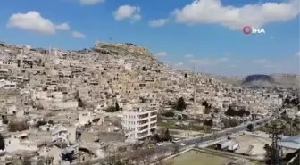 Mardin'de marangozlar, tanınmış kişilerin resimlerini dükkan kapılarına çiziyor