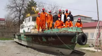 Öğrenciler okul bahçesine taşınan teknede uygulamalı eğitim görmeye başladı