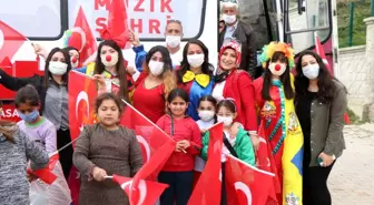 Belediye Başkanı mahalle mahalle gezip çocuklarla 23 Nisan kutladı