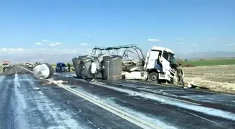 Süt tankeri kaza yaptı, tonlarca süt yola döküldü