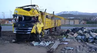 Son dakika haberi | Tatvan'da TIR ile kamyonet çarpıştı: 1 ölü, 2 yaralı