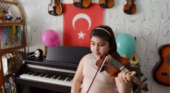 9 yaşındaki Ceren'den kemanlı 23 Nisan kutlaması