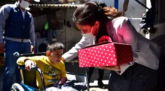 Başkan Kaya, yürüme güçlüğü çeken Rüya'yı sevindirdi