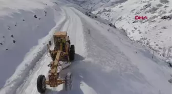 NİSAN AYINDA 5 METRE KARDA YOL AÇMA MÜCADELESİ