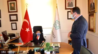 Temsili olarak koltuğa geçen çocuk, başkandan 2 şey istedi