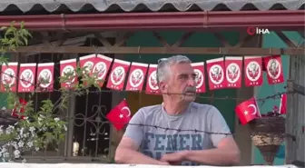 Adnan öğretmen, öğrencilerini bekliyor: 'Sanki sınıfmış gibi evimin bahçesini süsledim'