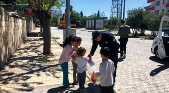 Çocuklara balon veren polisler karşılığında çiçek aldı