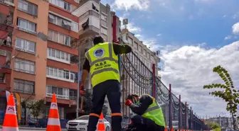 Mersin'de yaya güvenliiği için yol kenarlarına demir korkuluk