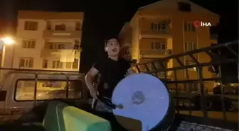 Kamyonet kasasında söylediği manilerle abilerine taş çıkartıyor