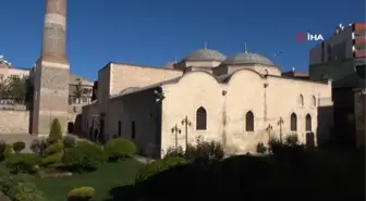 9 asırdır dimdik ayakta, cemaatini ağırlamaya devam ediyor