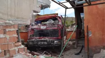 Freni boşalan kamyon evin bahçe duvarını yıktı, çocuğu çarptı