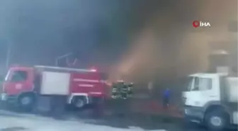 Son dakika haberi! Hatay itfaiyesinden Geri dönüşüm fabrikasındaki söndürme çalışmalarına destek