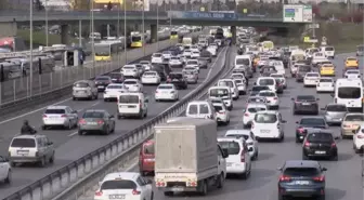 KISITLAMAYA DAKİKALAR KALA İSTANBUL'DA TRAFİK YOĞUNLUĞU YÜZDE 74