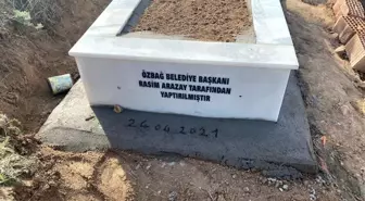 Özbağ Belde Belediye Başkanı Arazay, merhum mahalli sanatçı Ekrem Gündoğdu'nun mezarını yaptırdı