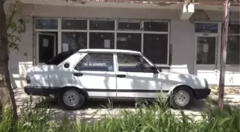 SİLİVRİ'DE ÇÖKME İHTİMALİ OLAN BİNANIN YIKIMINA OTOMOBİLİYLE ENGEL OLMAYA ÇALIŞTI