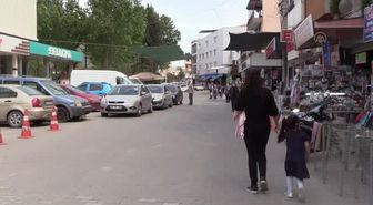 Kanalizasyondan gelen koku nedeniyle mazgalların üzerine halı ve kilim örttüler