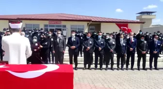 Rüzgardan devrilen demir kapının altında kalan gardiyan hayatını kaybetti