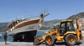 YATLAR AKDENİZ'İN MAVİ SULARIYLA BULUŞTU; UKRAYNALI TURİSTLER KEKOVA TURUNDA