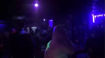 Koçbaşıyla kapısı kırılarak girilen mekanda, 25 kişi eğlenirken yakalandı