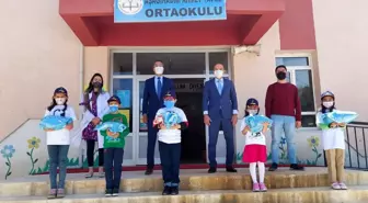 Deniz Kuvvetleri'nden minik öğrencilere hediye