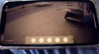 Kaldırımdaki ağaca çarpan otomobildeki çift yaralandı