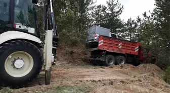 Kontrolden çıkan kamyon ağaçlara çarparak durabildi