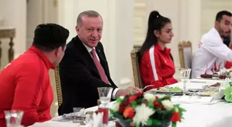 Cumhurbaşkanı Erdoğan, şampiyonalarda madalya kazanan milli sporcularla iftar yaptı