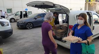 Sağlık çalışanlarına yumurta ile teşekkür etti