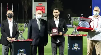 Kadın futbolculara yarı çıplak haldeyken şiddet uygulamaktan davalık olan Mehmet Aydın, 'Yılın en iyi hocası' seçildi