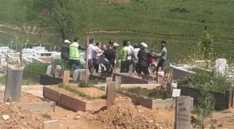 Mezarlıkta kazı sırasında kavga: Kazma küreği alıp birbirlerine girdiler