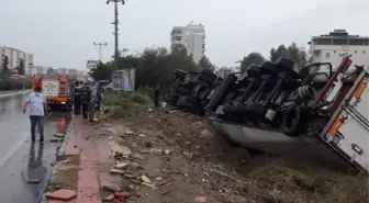 TIR'ın elektrik direğine çarpıp devrildiği kaza kamerada