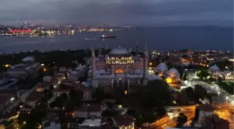 AYASOFYA CAMİİ'NDE KADİR GECESİ'NDE 'LA İLAHE İLLALLAH' MAHYASI YAKILDI- Havadan görüntülerle