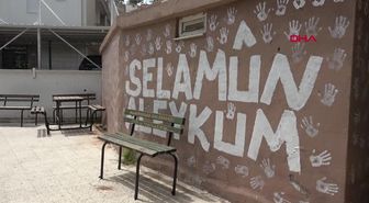 CAMİNİN BAHÇE DUVARINI AVUÇ İÇİYLE BOYADI, GÖZALTINA ALINDI