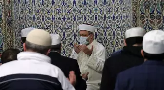 Diyanet İşleri Başkanı Erbaş, Kadir Gecesi'nde dualar okuyup namaz kıldırdı