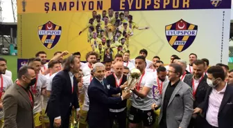 Eyüpspor şampiyonluk kupasını aldı