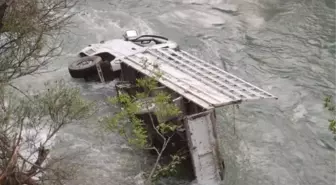 Tunceli'de kamyonet Munzur Çayı'na devrildi 8 yaralı