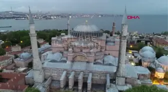 AYASOFYA CAMİİ'NDE KADİR GECESİ'NDE 'LA İLAHE İLLALLAH' MAHYASI YAKILDI- Havadan görüntülerle