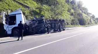 Tır devrildi, tonlarca mıcır yola saçıldı