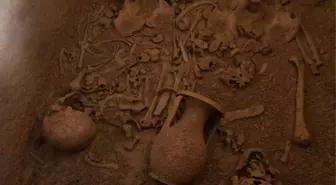 Kapağını Bakan Ersoy açmıştı! 2 bin 400 yıllık lahitin içinden servet çıktı